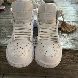 Jordan 1 mid triple white woman